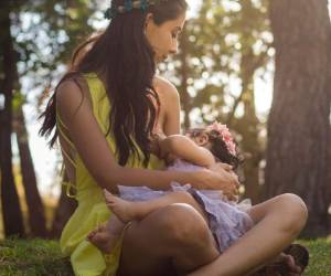 La prolactina suelen producirla las mujeres embarazadas y que están dando pecho a sus bebés.
