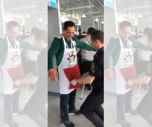 Personal de seguridad de un aeropuerto en Rusia en el momento cuando inspeccionaba al atrevido aficionado mexicano.