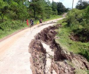 La mitad de la calle se ha dañado por el derrumbe. (Foto: Johny Magallanes / EL HERALDO)