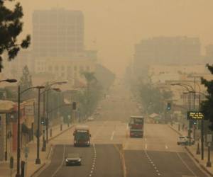 El espesor del humo provocado por los fuegos, llamado profundidad óptica de aerosol o AOD, fue inmenso, de acuerdo con las mediciones satelitales. Foto: AP