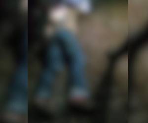 El hombre quedó sin camisa y tendido en el suelo tras recibir varios impactos de bala en Lempira.