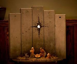 Una nueva obra de arte llamada 'Cicatriz de Belén' por el artista Banksy se exhibe en el Hotel Amurallado, en la ciudad cisjordana de Belén. Foto: Agencia AP.