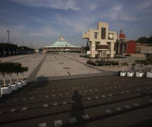 La plaza de la Basílica de Guadalupe luce completamente vacía como no se había visto en más de 50 años. Foto: AP