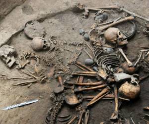 Se hallaron 10 esqueletos, dos son femeninos y uno masculino, mientras se siguen analizando los restantes. Ocho corresponden a adultos, uno a un menor de entre 3 y 5 años de edad y otro a un bebé de meses. Fotos: AFP