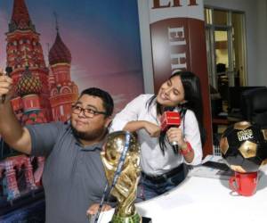 Gerson Gómez Rosa y Sabdy Flores se sacan un selfie en el programa.