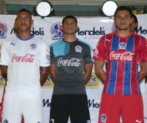 Los jugadores de Olimpia al momento de modelar la nueva camina.