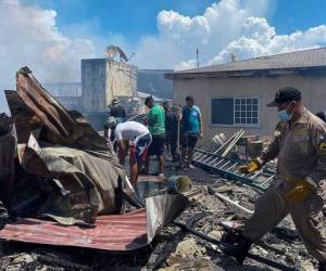 Vista de los daños causados ​​por un gran incendio en la isla de Guanaja, en las turísticas Islas de la Bahía, Honduras, el 2 de octubre de 2021. Foto: AFP