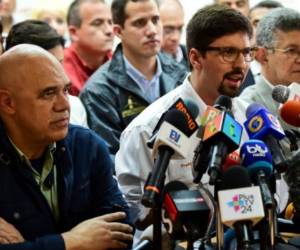 Desconcertando a muchos, la MUD suspendió un juicio sobre la responsabilidad de Maduro en la crisis y una marcha al palacio presidencial de Miraflores. /Fotos AFP/