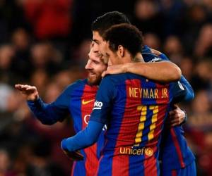 Neymar junto a sus ahora excompañeros del FC Barcelona, Leo Messi y Luis Suárez. (AFP)
