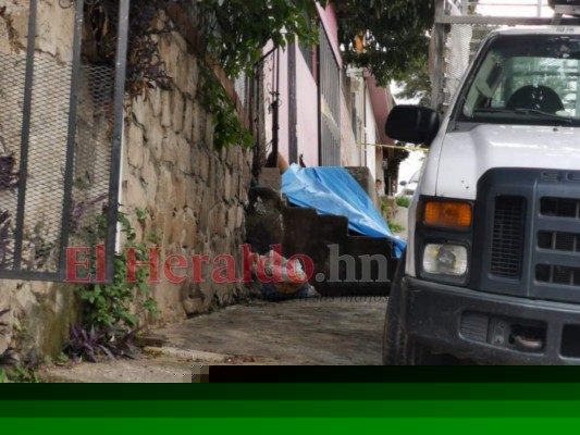 El hombre quedó sin vida en la puerta de su casa, donde lo interceptaron los criminales. Foto: Estalin Irías/EL HERALDO.