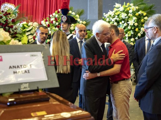 Prensa Oficina del presidente italiano Sergio Mattarella (C) reunión de las víctimas antes de asistir al Funeral del Estado, en Génova el 18 de agosto de 2018. Agencia AFP.