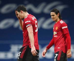 Harry Maguire (izquierda) y Edinson Cavani del Manchester United reaccionan durante el partido contra West Brom en la Liga Premier inglesa. FOTO:AP