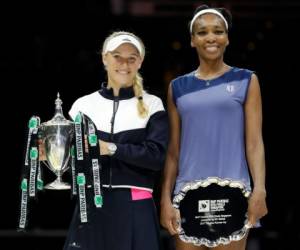 Caroline Wozniacki conquistó este domingo por primera vez el título de la Copa de Maestras de la WTA derrotando a Venus Williams. Foto: AP
