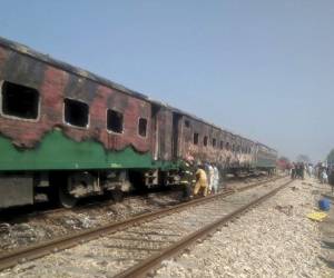Los pasajeros pobres suelen llevar sus pequeñas cocinas de gas para preparar comida en los trenes, pese a las normas que lo prohíben, indicó el ministro de Ferrocarriles, Sheikh Rashid Ahmed. Foto: AP