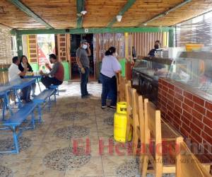 Los restaurantes han vuelto a recibir clientela dentro de sus instalaciones, pero debe ser bajo medidas de bioseguridad. Fotos: Marvin Salgado/El Heraldo