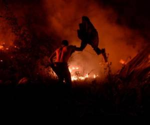 Las autoridades de Portugal y España esperaban que la lluvia y el descenso anunciado de las temperaturas ayudarían a detener las llamas. Foto: AFP