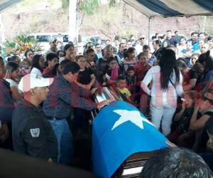 El ataúd fue cubierto con la bandera del Partido Nacional. Foto: Stalin Irías/ELHERALDO