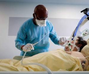 Los primeros estudios en Sudáfrica, Escocia e Inglaterra muestran que ómicron parece causar menos hospitalizaciones que delta. FOTO: AFP