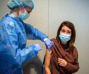 Uruguay pasó de ser uno de los países que registraron más muertes por millón de habitantes entre abril y junio a ser actualmente el segundo que más vacunas ha aplicado a su población —después de Emiratos Árabes— al 13 de agosto. FOTO: AP