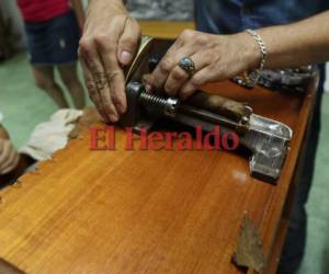 Esta máquina le da el tamaño y el corte perfecto al tabaco que será enviado al extranjero. Foto: José López Trejo/EL HERALDO.