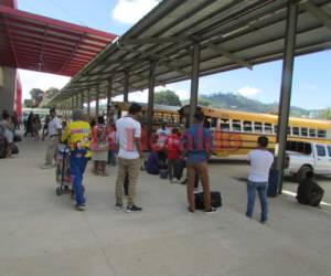 Decenas de pasajeros no lograron viajar a Tegucigalpa porque los buses no hicieron los recorridos.