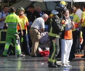 Las personas que salieron con heridas leves en el atropellamiento, que es considerado un ataque terrorista, fueron atendidas por los paramédicos. Foto: AP