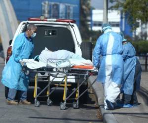 Una persona infectada con Covid-19 es ingresada al Hospital San Felipe de la capital. Un total de 121 hondureños están hospitalizados.
