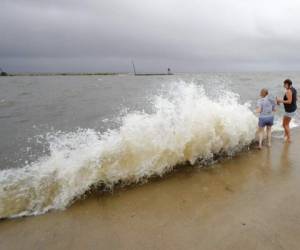 Los meteorólogos advirtieron a los navegantes, nadadores y remeros que se mantengan fuera del agua. Foto: AP