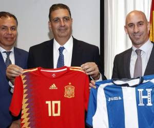 El acuerdo fue firmado por el presidente del Comité normalizador de la FENAFUTH, Jorge Salomón y Luis Rubiales de la Real Federación Española de Fútbol. Foto: Fenafuth