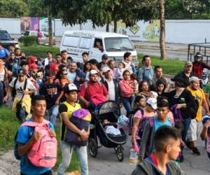 Más de 2,000 hondureños emprendieron el viaje en la caravana migrante desde el sábado, su objetivo es llegar a Estados Unidos. (AFP)