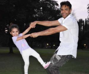 Aitana junto a su padre Eugenio Derbez jugando en un parque.