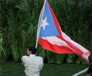 La actuación del artista urbano en el evento deportivo más visto del año ha provocado que varios representantes del Partido Republicano exijan la intervención de las autoridades reguladoras de comunicaciones.