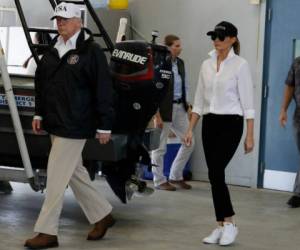 El presidente llegó vestido con una chaqueta negra de lluvia con capucha, pantalones caqui y una gorra con la inscripción 'USA'. Foto: AP