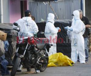 Un subinspector policial murió de manera violenta este domingo a manos de un sujeto desconocido que le disparó ocasionándole la muerte instantánea. FOTOS: Johny Magallanes/ EL HERALDO.