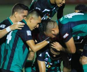 Los jugadores de Infop celebran el ascenso. Foto: Ronal Aceituno / El Heraldo.