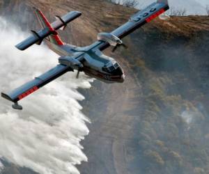 Más de 8.000 bomberos de una docena de estados combaten las llamas. El costo hasta el momento está calculado en 130 millones de dólares. Foto: AP