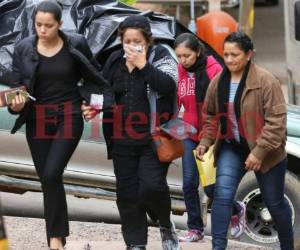 Dora Rubio llegó a Medicina Forense acompañada de otros familiares. Foto: estalin Irías/ EL HERALDO