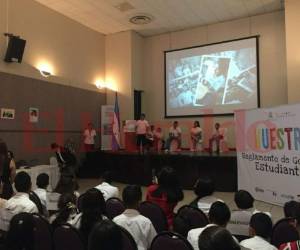 Los menores al presentar el reglamento a la Secretaría de Educación. Foto: EL HERALDO