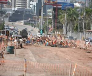 El paso a desnivel que se construye en el bulevar Centroamérica, a la altura de Diunsa, avanza en un 9% de su ejecución. Foto: Efraín Salgado / EL HERALDO.