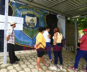 Casi 48 horas después de que se registrara la balacera en el centro penal de Tela, donde fallecieron 18 privados de libertad y 16 más resultaron heridos, la zozobra y preguntas continuaban entres sus familiares este domingo.