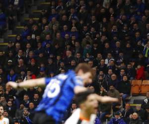 En esta foto del miércoles 19 de febrero, los espectadores observan el partido entre Atalanta y Valencia por la ida de octavos de final de la Liga de Campeones en el estadio San Siro de Milán. Foto: AP.