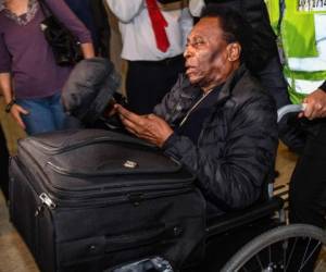 La última vez que Pelé ingresó al hospital fue en abril de 2019, cuando fue internado en París y trasladado a Sao Paulo para retirarle un cálculo renal. AP.