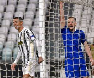 Cristiano Ronaldo, delantero portugués de la Juventus, sonríe tras anotar ante el Dynamo de Kiev, durante un encuentro de la Liga de Campeones, disputado el miércoles en Turín, Italia. Foto: AP.