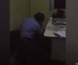 La mujer le pegó una cinta al niño para que dejara de llorar.