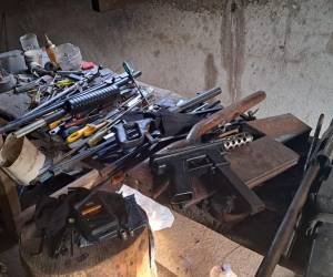 Las armas fueron decomisada al interior de una vivienda en Olanchito.