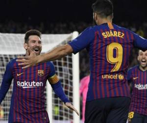 Barcelona's Argentine forward Lionel Messi (L) and Barcelona's Uruguayan forward Luis Suarez warm up before the 'El Clasico' Spanish League football match between Barcelona FC and Real Madrid CF at the Camp Nou Stadium in Barcelona on December 18, 2019. (Photo by JOSE JORDAN / AFP)