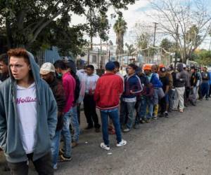 Las excursiones en caravana de migrantes de América Central a los Estados Unidos convergieron en la frontera entre EE UU y México.