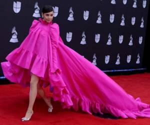 Varias celebridades no acertaron con los looks que escogieron para la alfombra roja de los Latin Grammy 2019. Así lució Sofía Carson. Fotos AFP| AP