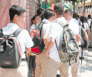 Los estudiantes de séptimo a noveno grado son los que con mayor frecuencia dejan las aulas, dicen los analistas.