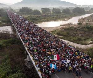 Miles de migrantes se unieron para conformar la gran caravana que ha enfurecido al presidente de Estados Unidos, Donald Trump. (AFP)